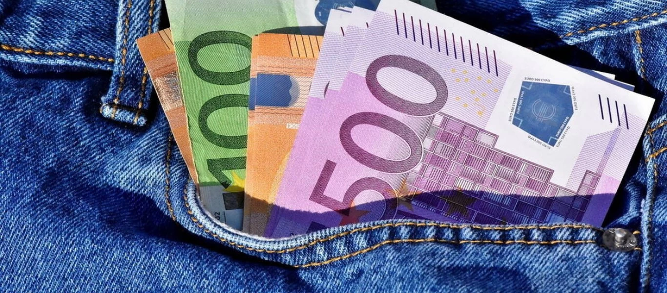 «Βροχή» οι αιτήσεις για το επίδομα των 800 ευρώ - Μέσα σε λίγες ώρες υποβλήθηκαν 10.000